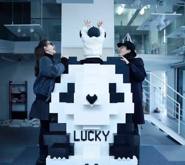 還記得戚薇的女兒lucky嗎？褪去嬰兒肥變化大，暴風式增高姐姐范十足
