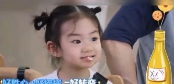 還記得戚薇的女兒lucky嗎？褪去嬰兒肥變化大，暴風式增高姐姐范十足