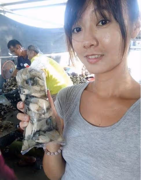 媽出意外無法勞動,24歲台南孝女辭高薪工作,返鄉剝蚵照顧家,被笑「沒出息」「直播剝蚵」爆紅,酸民全閉嘴