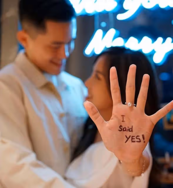 29歲美女主持官宣結婚!與健碩男友甜蜜依偎,生日被求婚滿臉喜悅