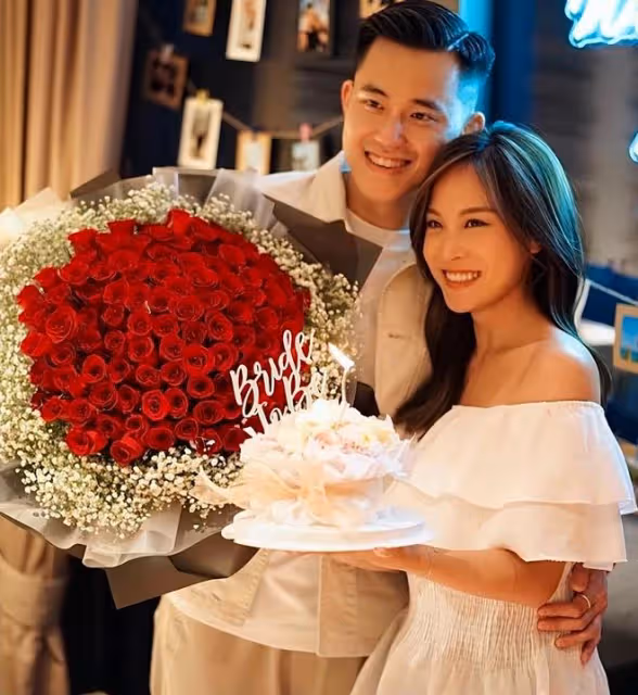 29歲美女主持官宣結婚!與健碩男友甜蜜依偎,生日被求婚滿臉喜悅
