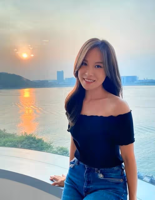29歲美女主持官宣結婚!與健碩男友甜蜜依偎,生日被求婚滿臉喜悅