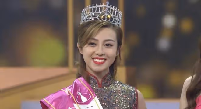 2022香港小姐結果爆冷!亞軍現場黑臉笑容勉強,三甲顏值備受爭議