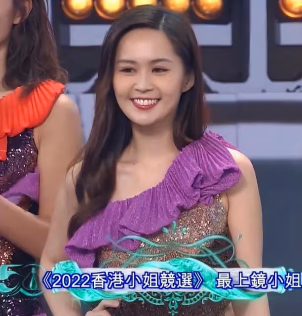2022香港小姐結果爆冷!亞軍現場黑臉笑容勉強,三甲顏值備受爭議