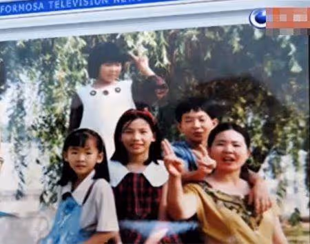 不敢忘養育恩!住寄養家庭半年「突然被生母帶走」 苦尋20年重逢「當場跪下叩謝」:謝謝你們給我的愛