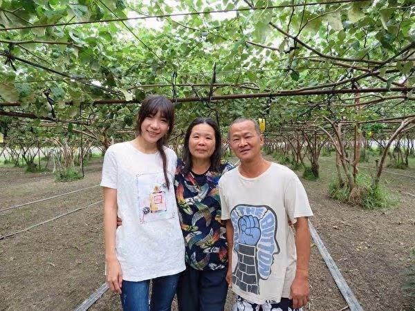 不敢忘養育恩!住寄養家庭半年「突然被生母帶走」 苦尋20年重逢「當場跪下叩謝」:謝謝你們給我的愛