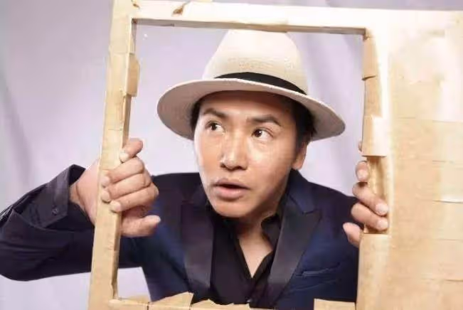 從小扛父債!43歲男星「高中徒步40分鐘上學」馬不停蹄賺錢「花13年終還清」淚喊:想退休了!