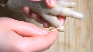 雞爪去骨新方法一根牙籤就搞定簡單快速完整又美味的《檸檬雞爪》
