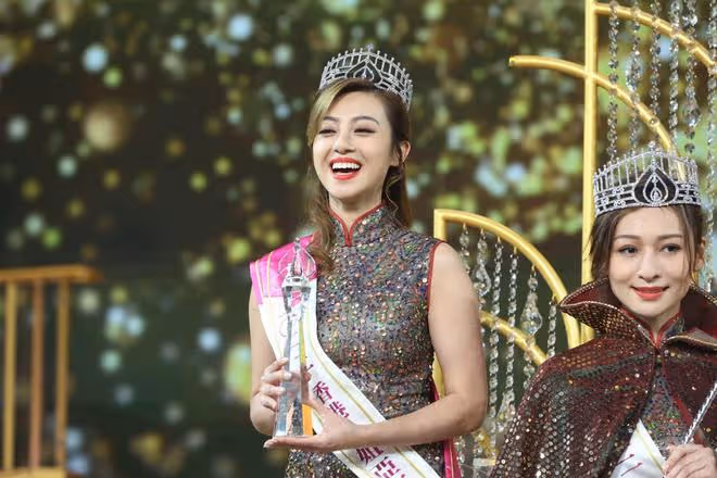 港姐三甲出爐!冠軍是星二代,亞軍當場黑臉,季軍曾演梁朝偉女兒