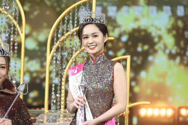 港姐三甲出爐!冠軍是星二代,亞軍當場黑臉,季軍曾演梁朝偉女兒