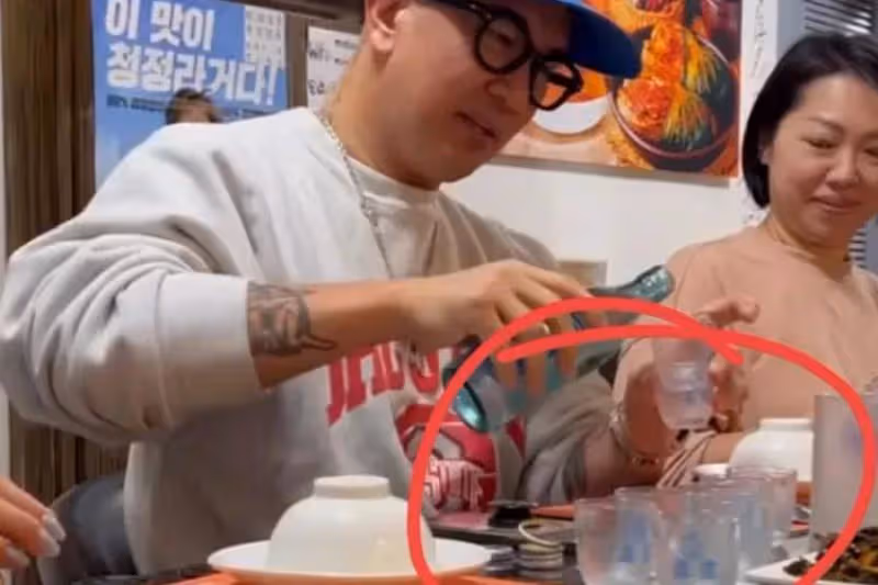 具俊曄和粉絲聚餐，貼心為粉絲倒酒，暖男形象再次上升