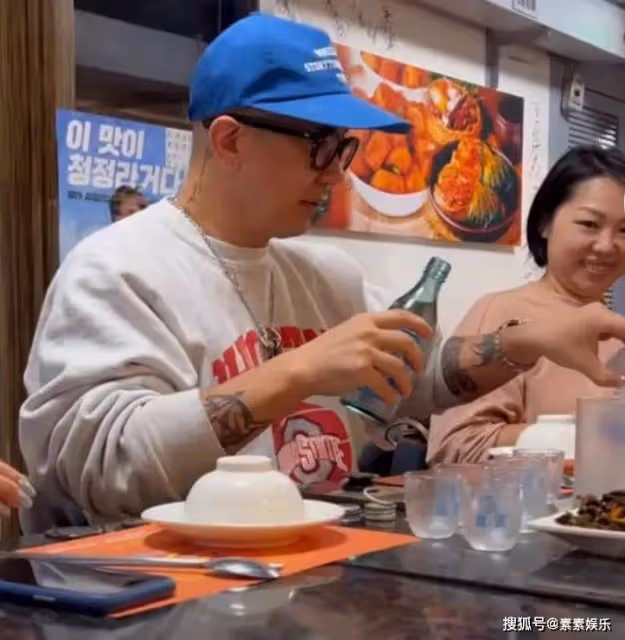 具俊曄和粉絲聚餐,貼心為粉絲倒酒,暖男形象再次上升