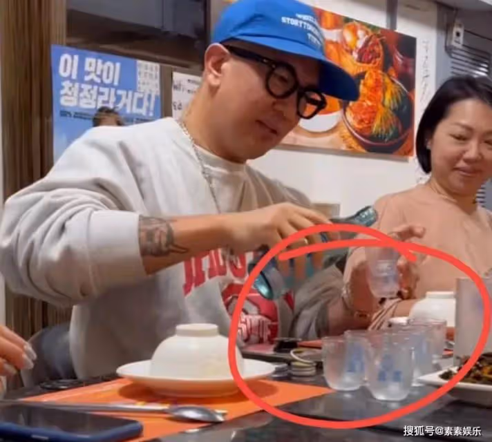 具俊曄和粉絲聚餐,貼心為粉絲倒酒,暖男形象再次上升