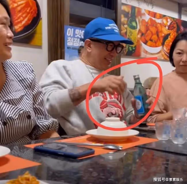 具俊曄和粉絲聚餐,貼心為粉絲倒酒,暖男形象再次上升