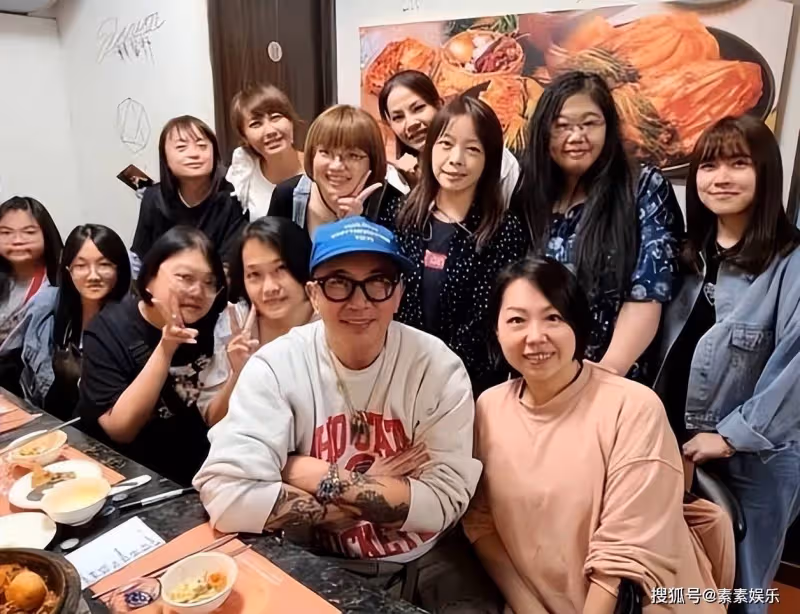 具俊曄和粉絲聚餐,貼心為粉絲倒酒,暖男形象再次上升