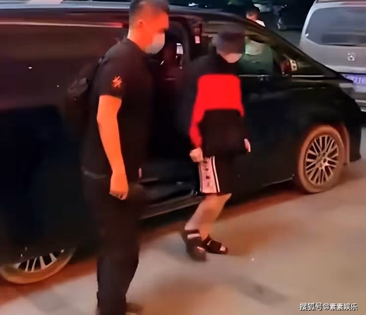 李易峰工作人員全部解散:大多數人面臨失業,只留下經紀人收尾