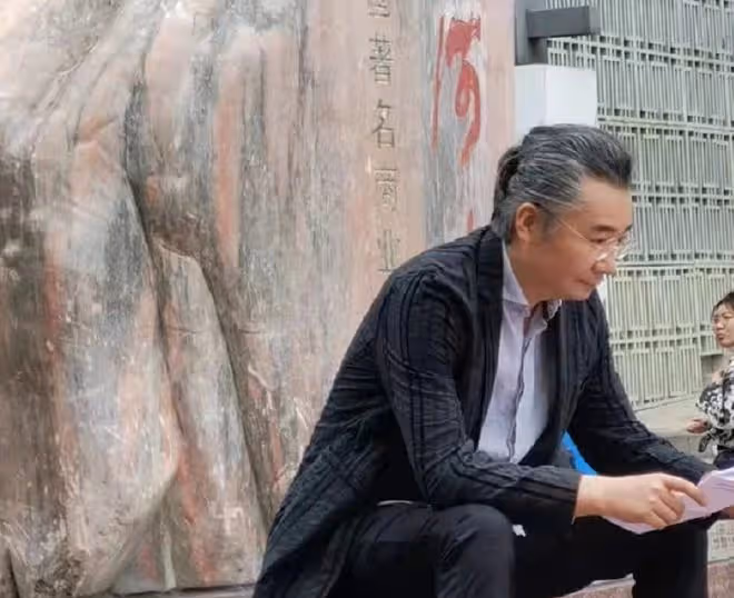 知名央視主持人路邊被遇，坐地上鞋沾灰不講究，滿頭白髮快認不出