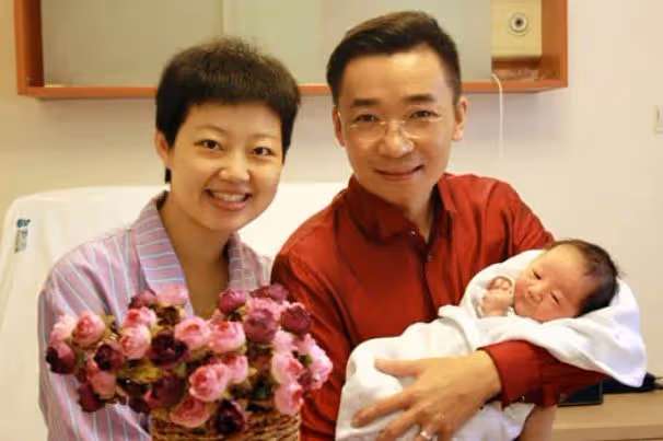 知名央視主持人路邊被遇，坐地上鞋沾灰不講究，滿頭白髮快認不出