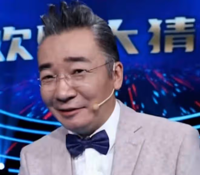 知名央視主持人路邊被遇，坐地上鞋沾灰不講究，滿頭白髮快認不出