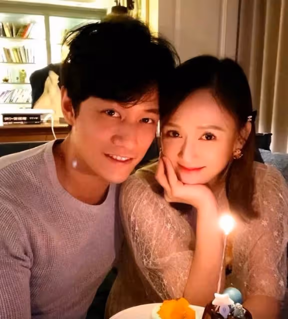 43歲陳喬恩疑有孕！走路小心翼翼孕味十足，老公輕摸肚子動作溫柔