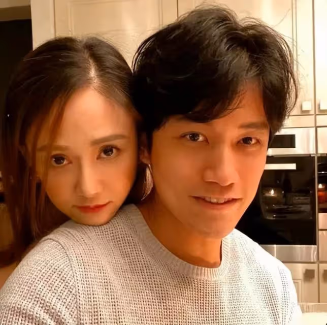 43歲陳喬恩疑有孕！走路小心翼翼孕味十足，老公輕摸肚子動作溫柔