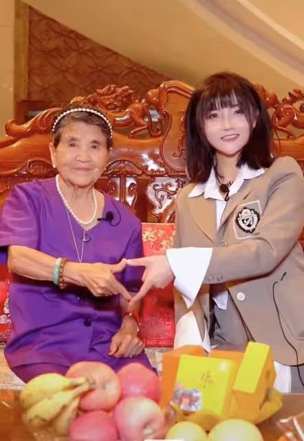 楊子侄女被指故意避開黃聖依，評論區遭質疑，被扒仍稱陶虹是三媽