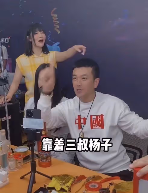 楊子侄女被指故意避開黃聖依，評論區遭質疑，被扒仍稱陶虹是三媽