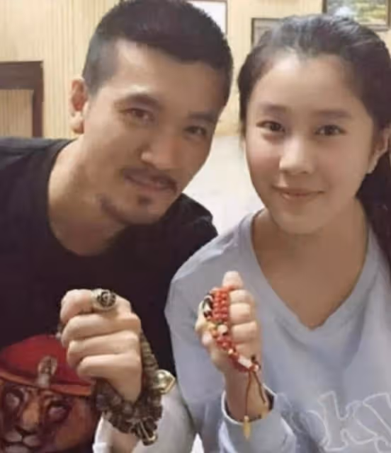 楊子侄女被指故意避開黃聖依，評論區遭質疑，被扒仍稱陶虹是三媽