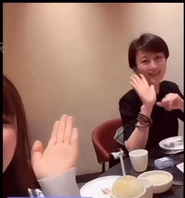 楊子侄女被指故意避開黃聖依，評論區遭質疑，被扒仍稱陶虹是三媽