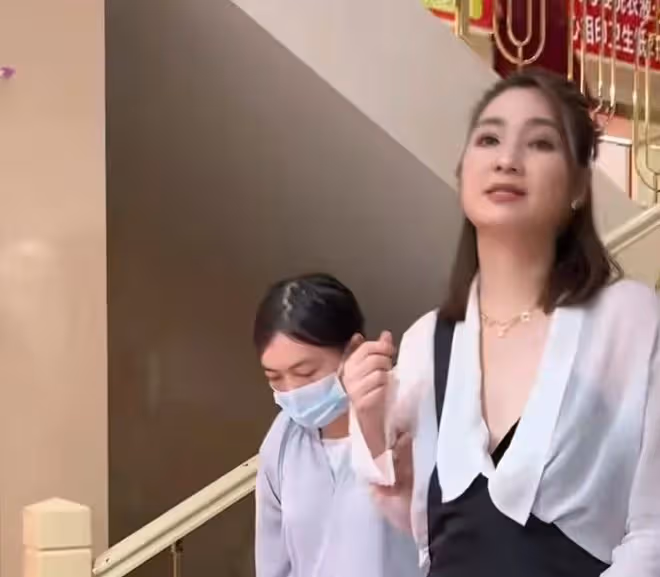 港星洪欣現身縣城寒酸商演，衣領大開唱歌跑調遭罵，曝出場費60萬