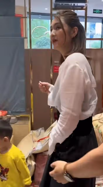 港星洪欣現身縣城寒酸商演，衣領大開唱歌跑調遭罵，曝出場費60萬