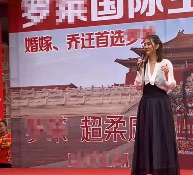 港星洪欣現身縣城寒酸商演，衣領大開唱歌跑調遭罵，曝出場費60萬