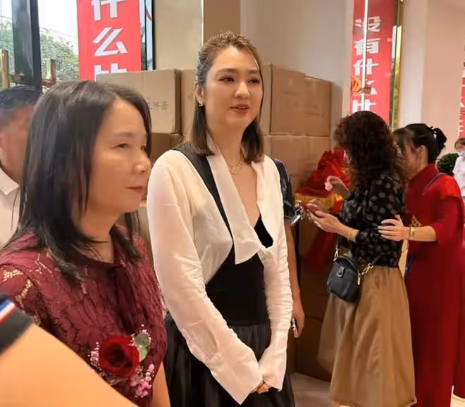 港星洪欣現身縣城寒酸商演，衣領大開唱歌跑調遭罵，曝出場費60萬