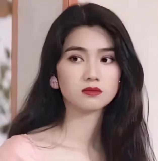 港星洪欣現身縣城寒酸商演，衣領大開唱歌跑調遭罵，曝出場費60萬