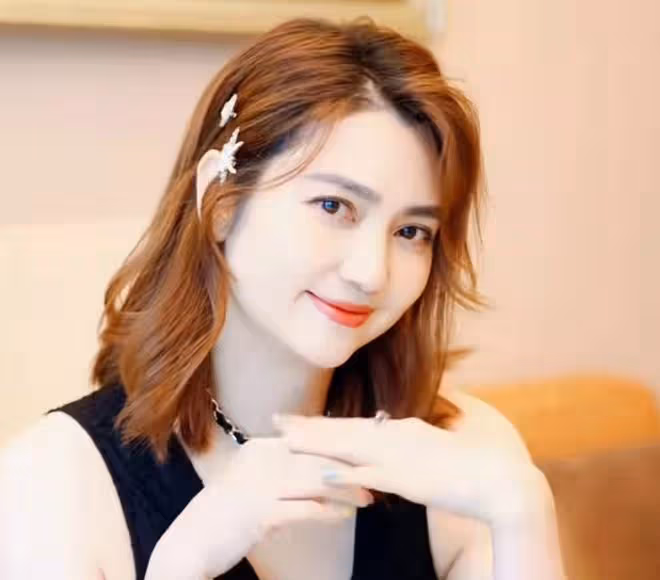 港星洪欣現身縣城寒酸商演，衣領大開唱歌跑調遭罵，曝出場費60萬