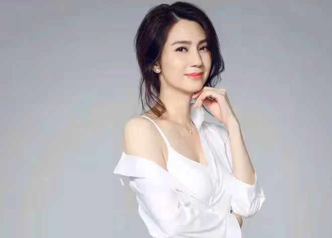 港星洪欣現身縣城寒酸商演，衣領大開唱歌跑調遭罵，曝出場費60萬