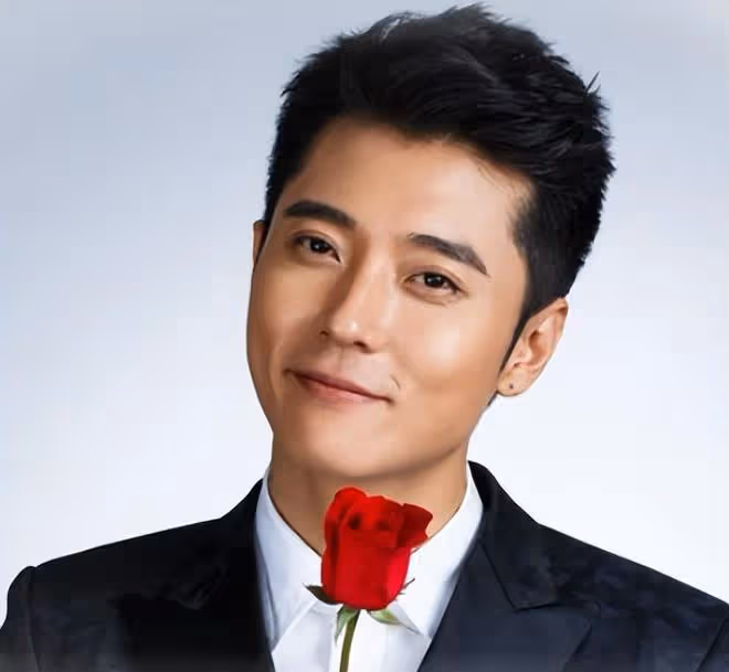 港星洪欣現身縣城寒酸商演，衣領大開唱歌跑調遭罵，曝出場費60萬