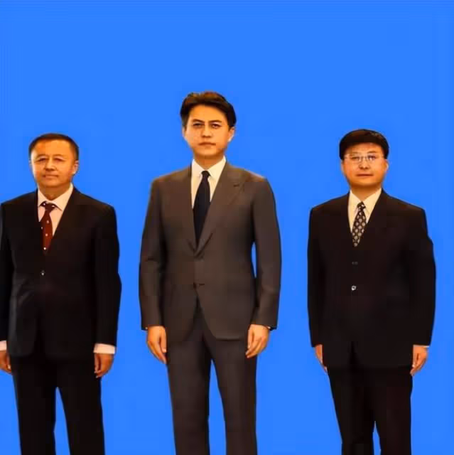 靳東看話劇被偶遇 滿頭白髮身形佝僂快認不出