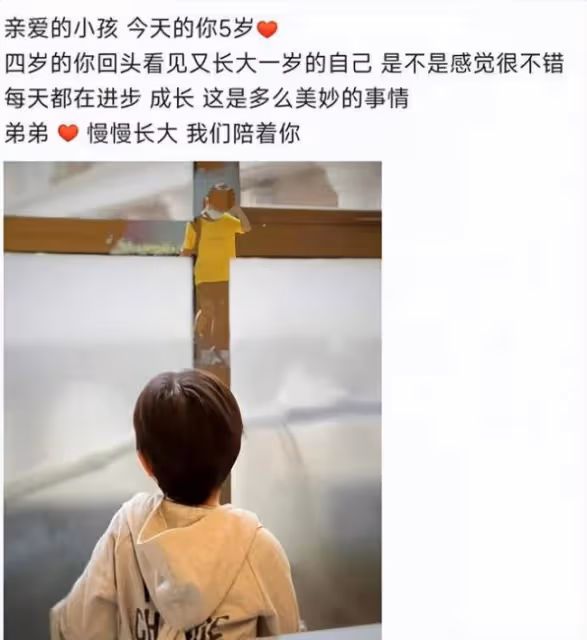 靳東看話劇被偶遇 滿頭白髮身形佝僂快認不出