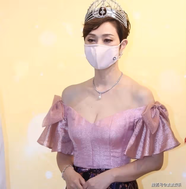 朱玲玲現身港姐總決賽,陳法蓉主動讓出C位,朱玲玲出場成為焦點