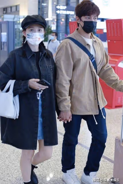 陳喬恩小腹隆起疑似懷孕,艾倫為她小心摸肚子,牽手動作很細心