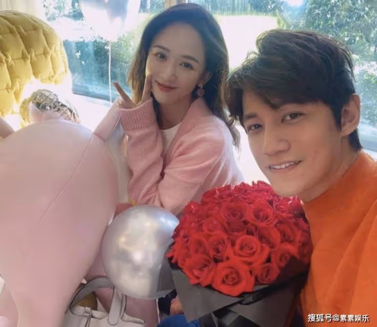 陳喬恩小腹隆起疑似懷孕,艾倫為她小心摸肚子,牽手動作很細心