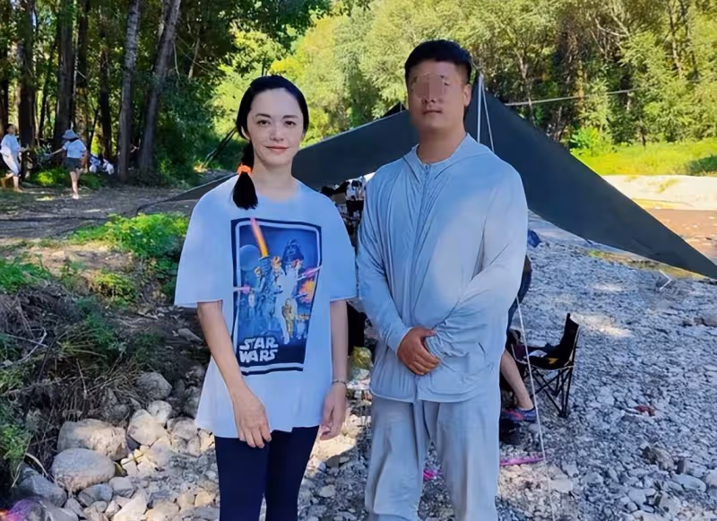 42歲姚晨帶娃山間野營,穿健美褲身材十分骨感,不化妝皮膚超白嫩