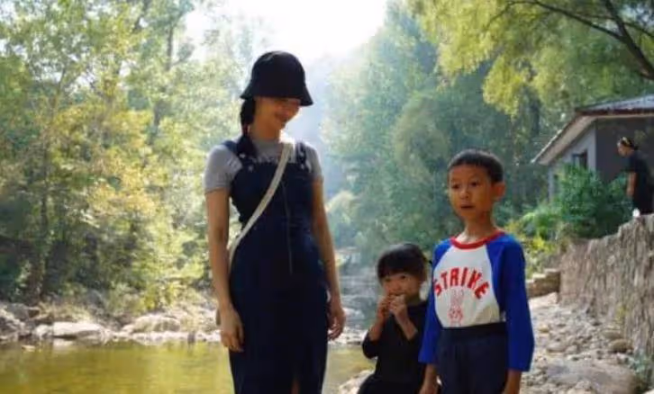 42歲姚晨帶娃山間野營,穿健美褲身材十分骨感,不化妝皮膚超白嫩
