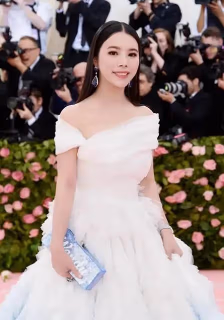 「頂級名媛」余晚晚:680平豪宅7小時逛不完,28歲就賺夠一個億