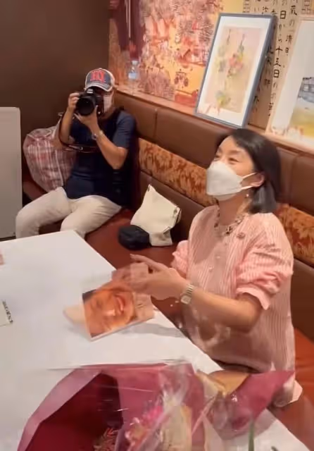 老戲骨顧艷曬日本生活,開簽售珠光寶氣受追捧,和日籍老公好恩愛
