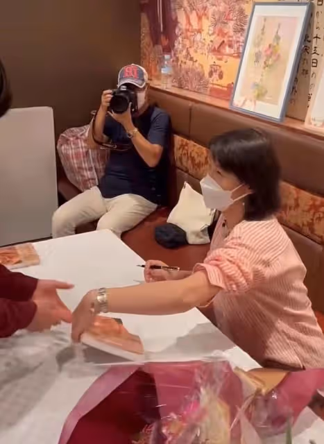 老戲骨顧艷曬日本生活,開簽售珠光寶氣受追捧,和日籍老公好恩愛