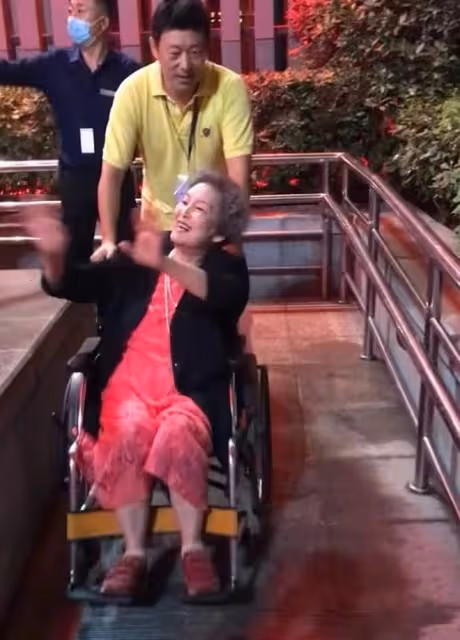 老戲骨顧艷曬日本生活,開簽售珠光寶氣受追捧,和日籍老公好恩愛