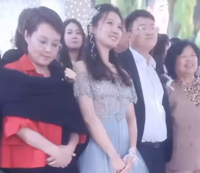 50歲袁立去親戚婚禮吃席,變國字臉樸素似大媽,笑言自己當婆婆了