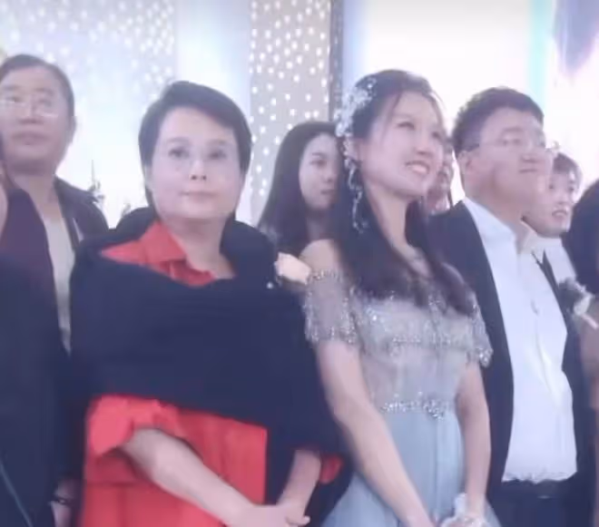 50歲袁立去親戚婚禮吃席,變國字臉樸素似大媽,笑言自己當婆婆了